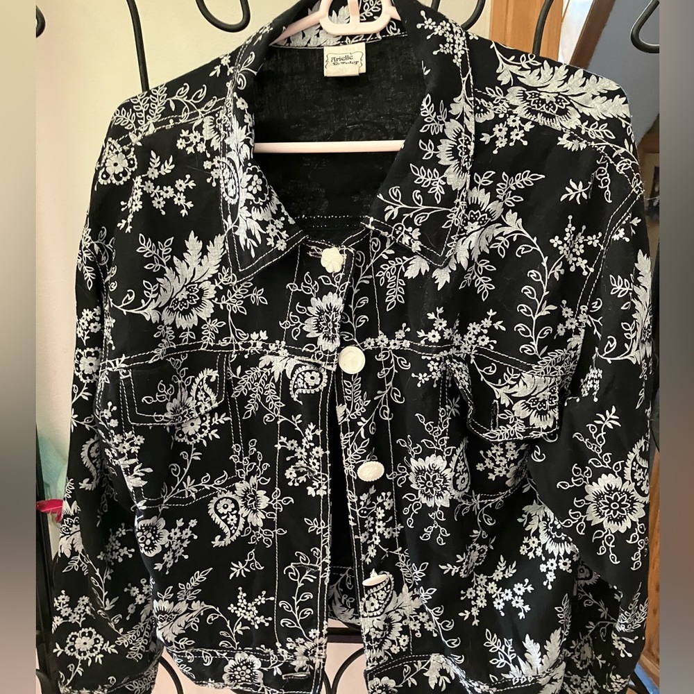 EUC ARIELLE TYLER SHORT JACKET FLOWER BUTTONS 2 FRONT POCKETS